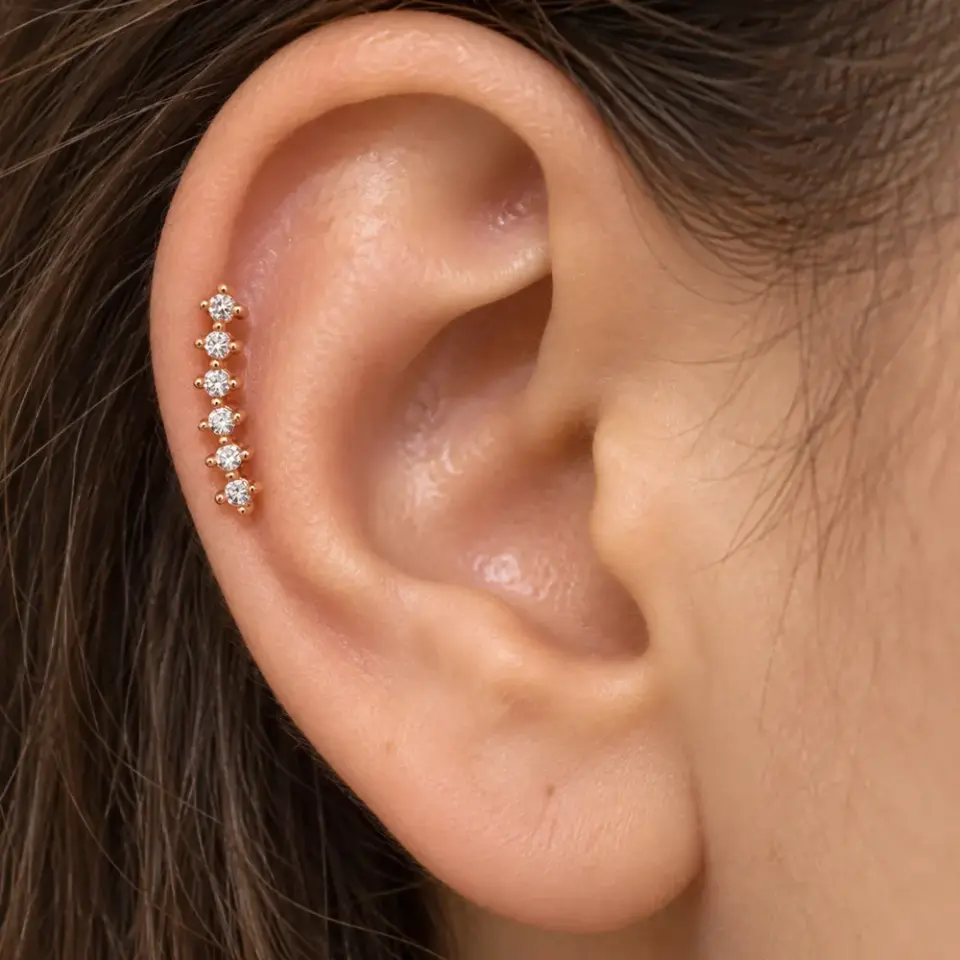helix-kıkırdak bölgesnde kullanılan sıralı taşlı kulak piercing