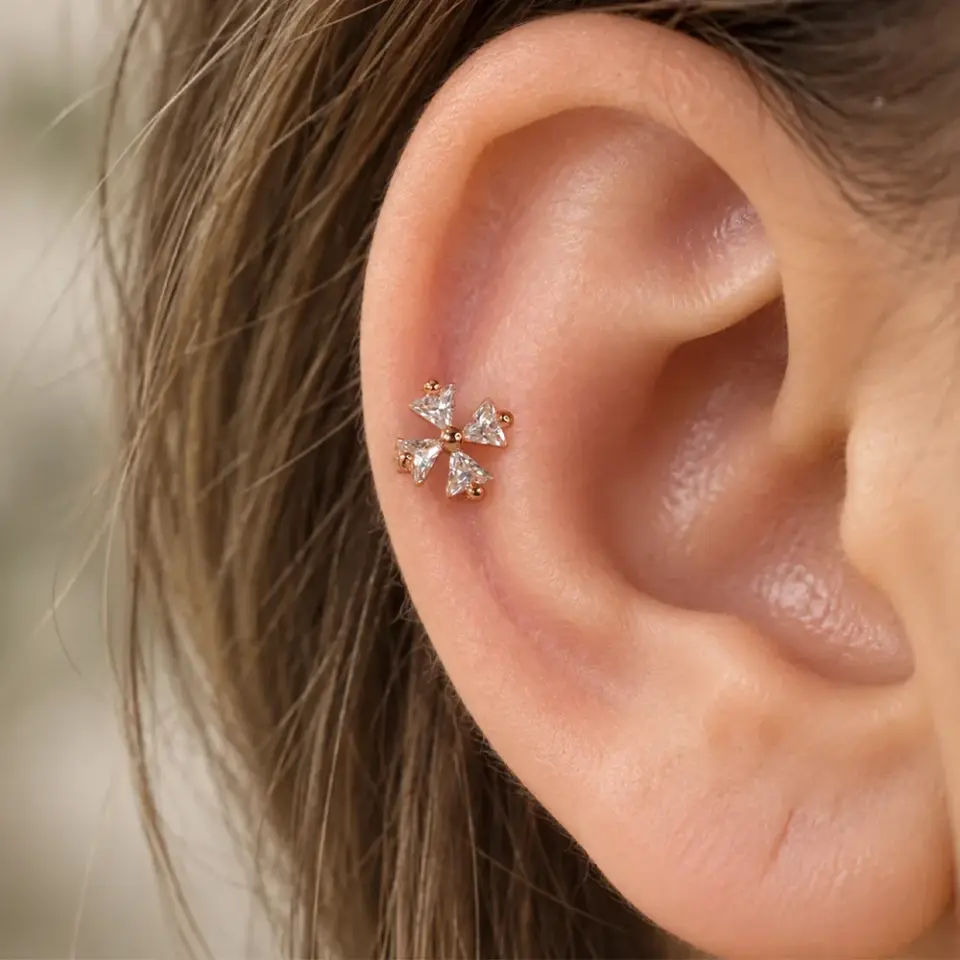 helix ve kıkırdak bölgesinde kullanılan çelik piercing