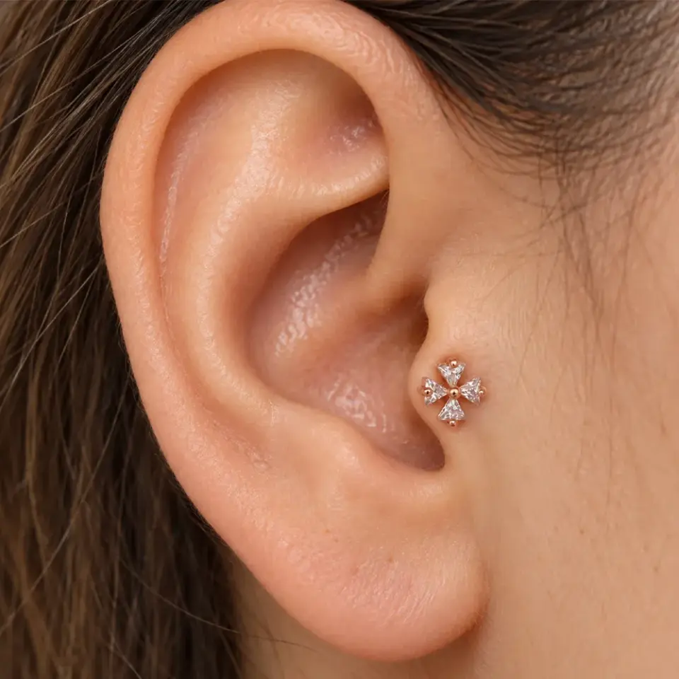tragus ve helix bölgesinde kullanılan yonca piercing