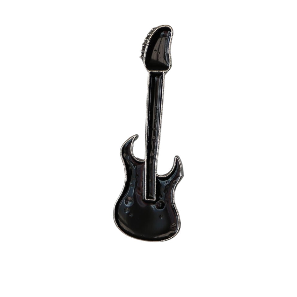 Gümüş çerçeveli ve parlak siyah emaye kaplamalı elektro gitar tasarımlı metal iğneli rozet, alternatif ceket ve sırt çantası aksesuarı