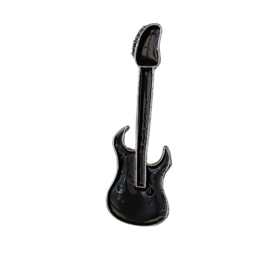 Gümüş çerçeveli ve parlak siyah emaye kaplamalı elektro gitar tasarımlı metal iğneli rozet, alternatif ceket ve sırt çantası aksesuarı