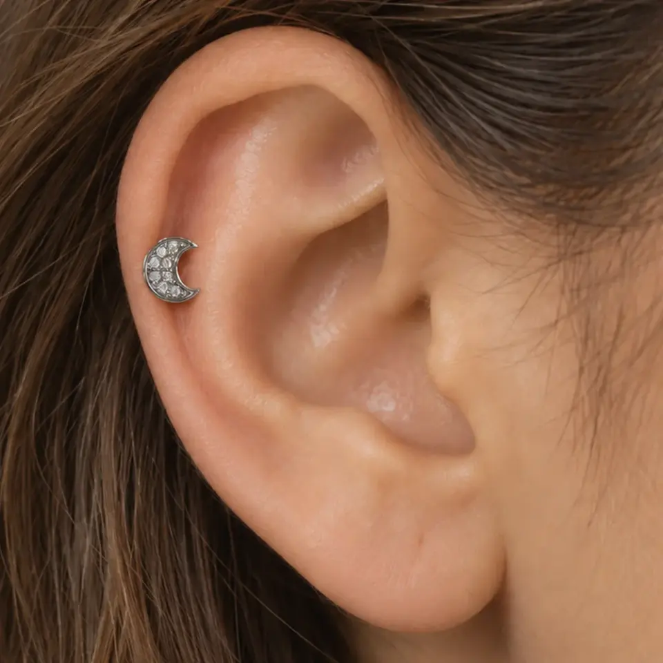 ay-celik-tragus-piercing
