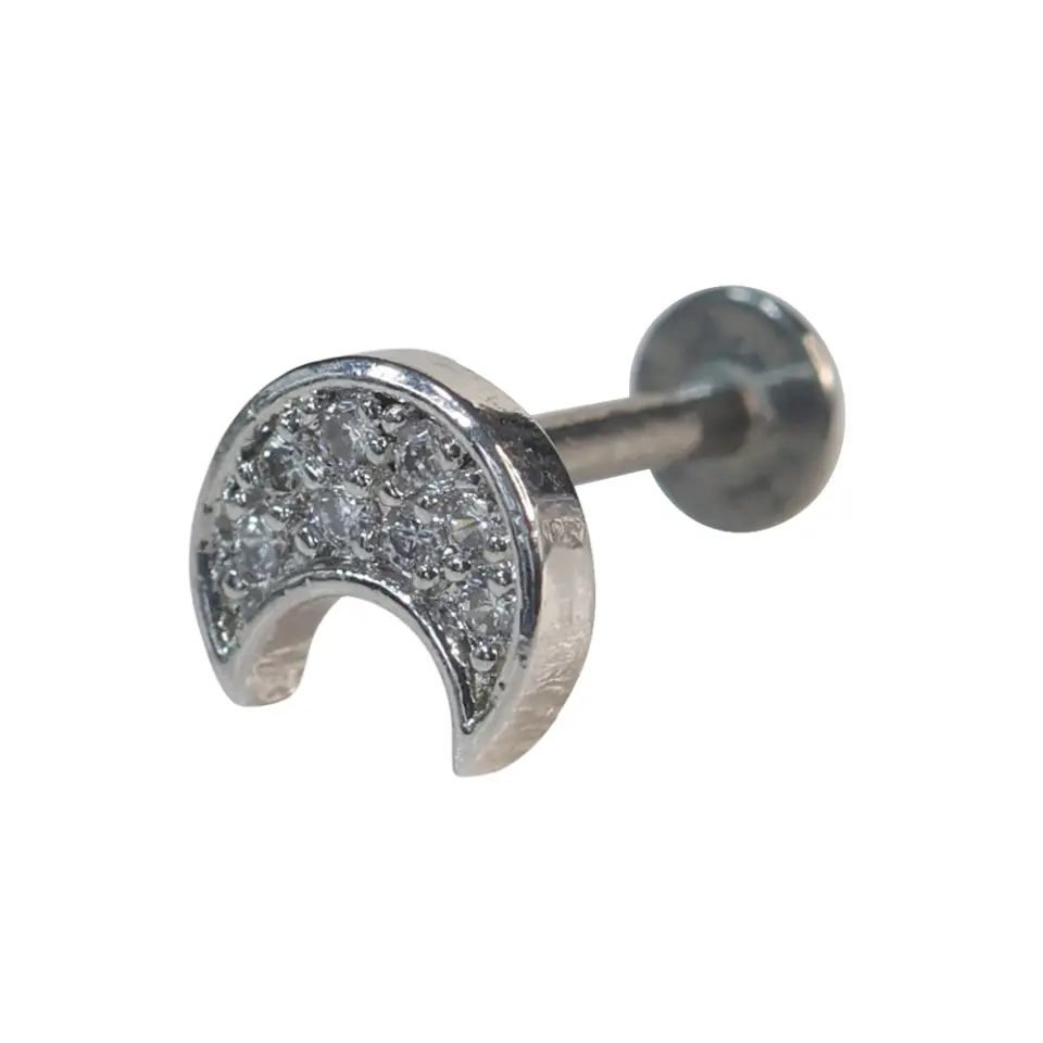 Flatback tasarımlı gümüş kaplama ay figürlü tragus helix kıkırdak piercing detaylı çekimi