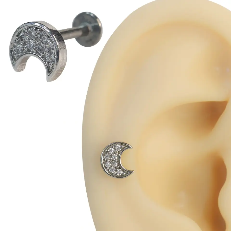 Gümüş renk zirkon taşlı ay figürlü tragus helix kıkırdak piercing kulak üzerinde duruşu