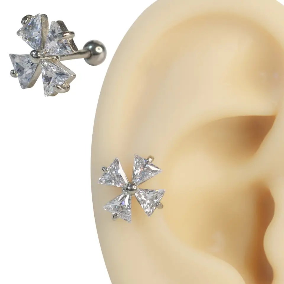 Gümüş renk zirkon taşlı kristal çiçek figürlü helix kıkırdak piercing kulak üzerinde sergilenen duruşu