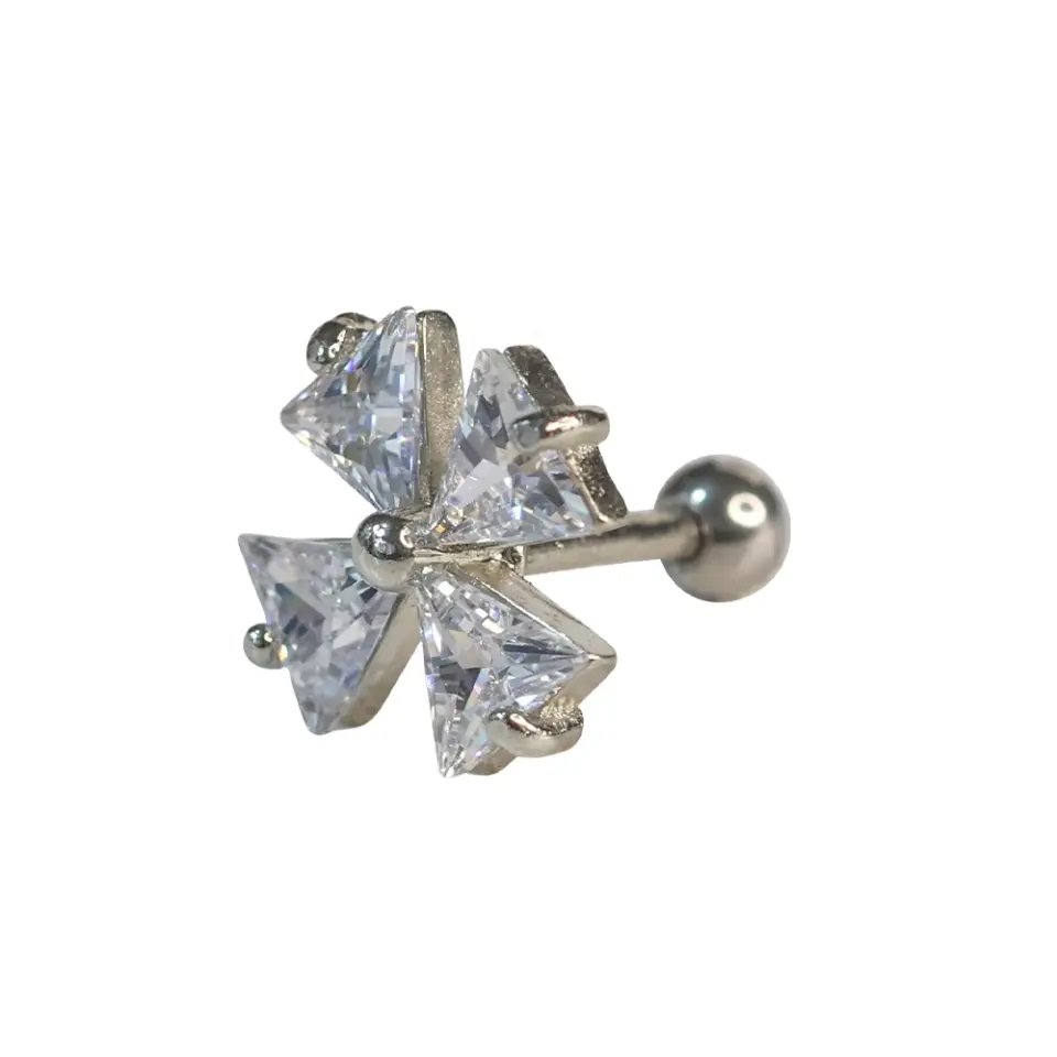 Dört taşlı kristal çiçek tasarımlı gümüş kaplama helix kıkırdak piercing ürün detay çekimi