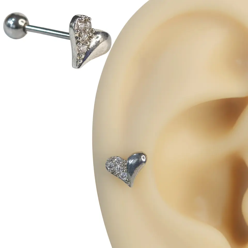 Gümüş renk asimetrik kalp figürlü tragus helix kıkırdak piercing kulak üzerinde sergilenen duruşu