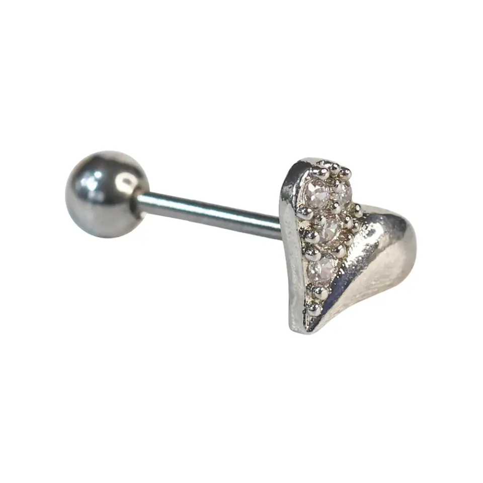 Zirkon taşlı asimetrik kalp tasarımlı gümüş kaplama tragus helix kıkırdak piercing detay çekimi