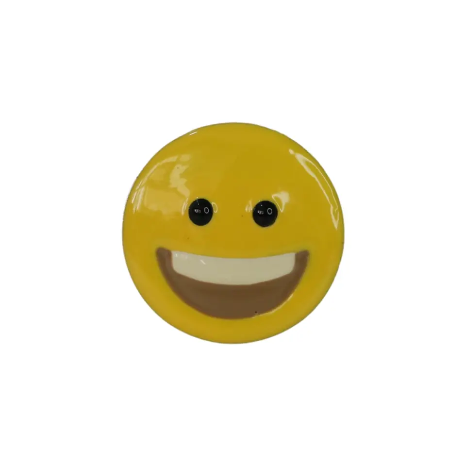Kocaman gülümseyen sırıtan yüz tasarımlı sarı metal iğneli emoji rozet, alternatif ceket ve sırt çantası aksesuarı