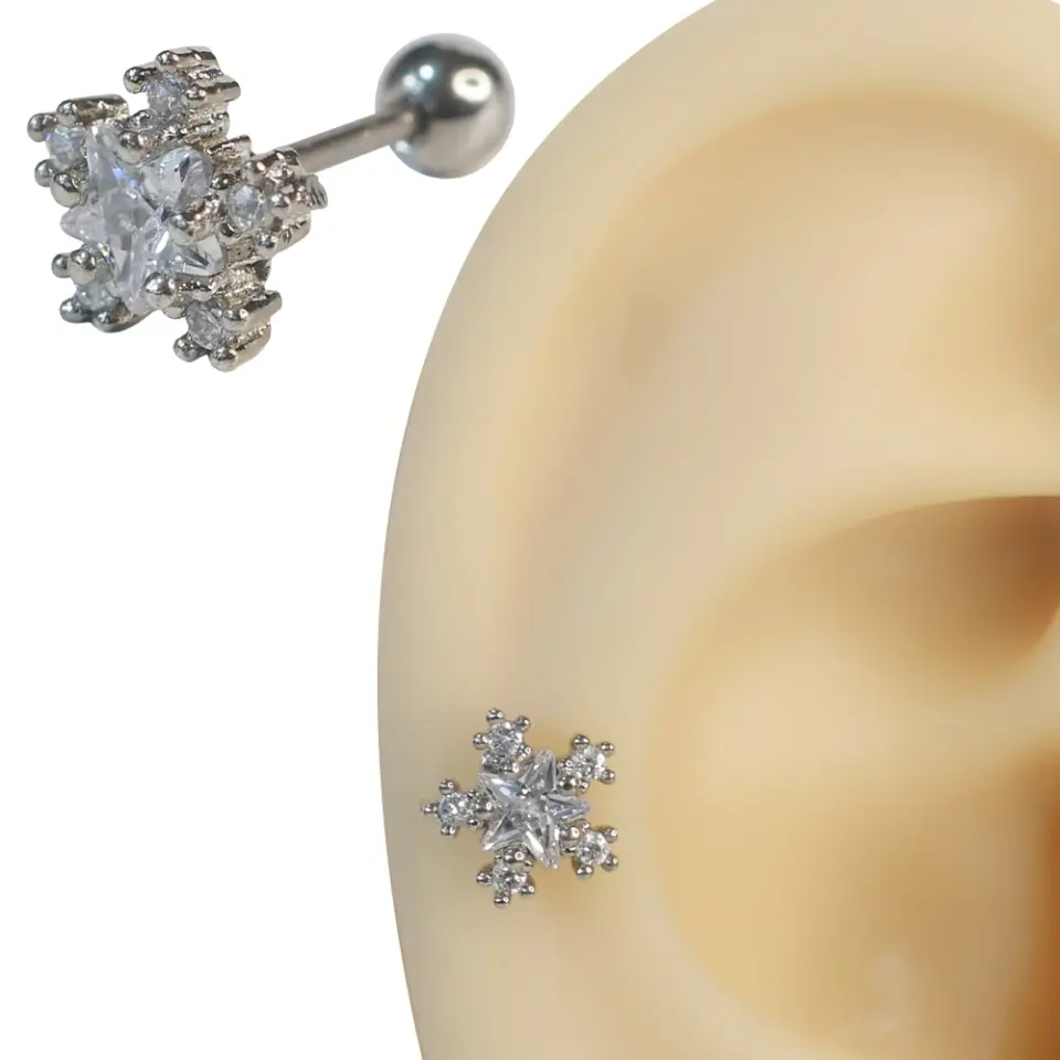 Gümüş renk zirkon taşlı kutup yıldızı figürlü tragus helix kıkırdak piercing kulak üzerinde sergilenen duruşu