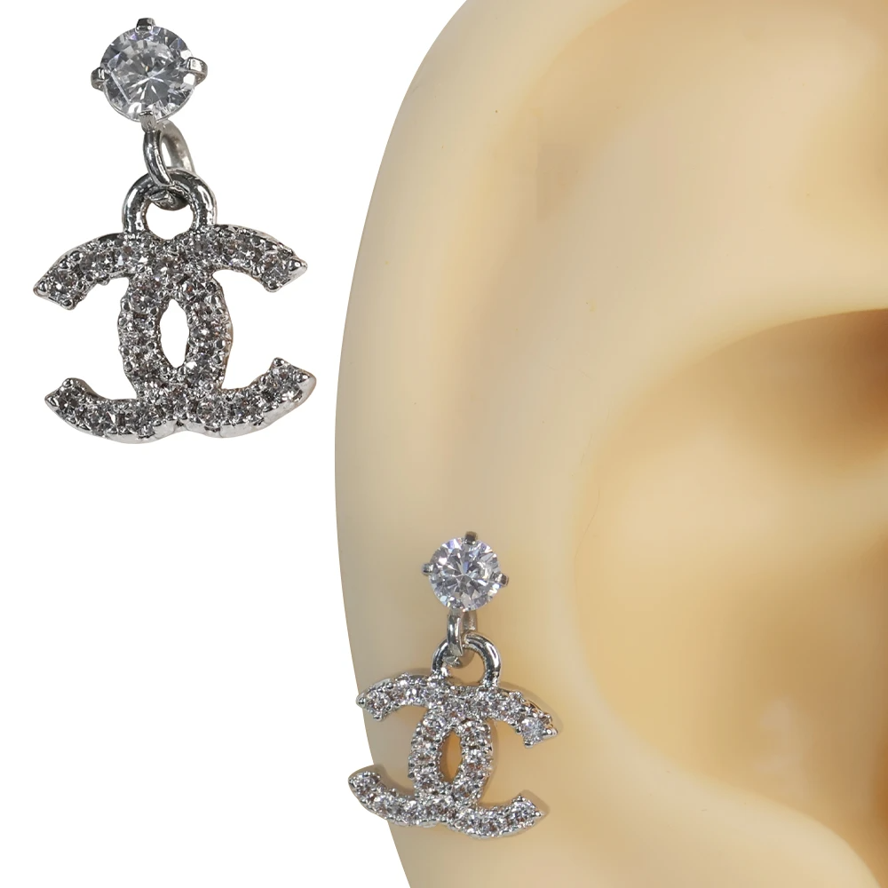 Gümüş renk zirkon taşlı ikonik C sallantılı tragus helix kıkırdak piercing kulak üzerinde duruşu
