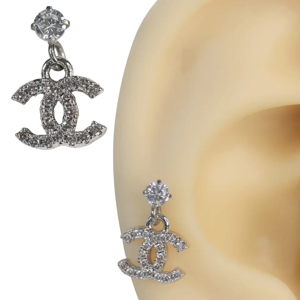 Gümüş renk zirkon taşlı ikonik C sallantılı tragus helix kıkırdak piercing kulak üzerinde duruşu