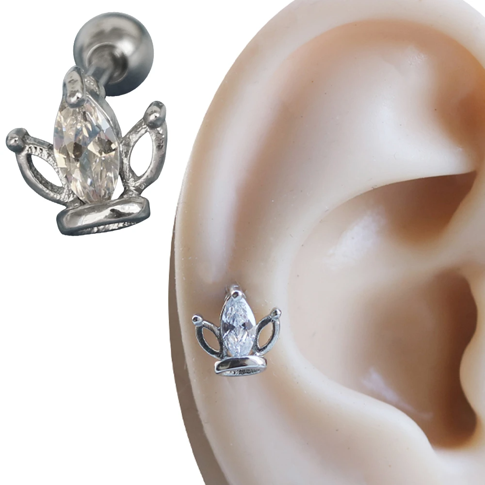 Gümüş renk zirkon taşlı kraliçe büyüsü figürlü tragus helix kıkırdak piercing kulak üzerinde duruşu