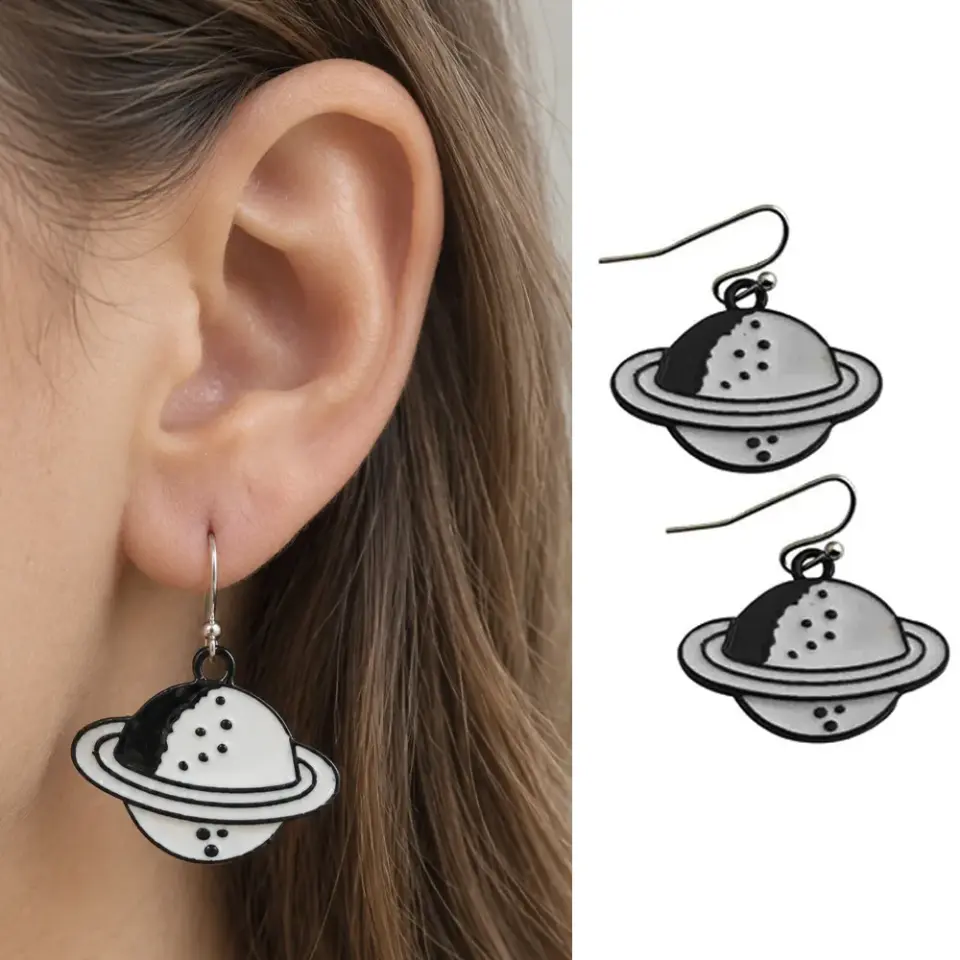 saturn-figurlu-siyah-beyaz-mineli-sallantili-kupe