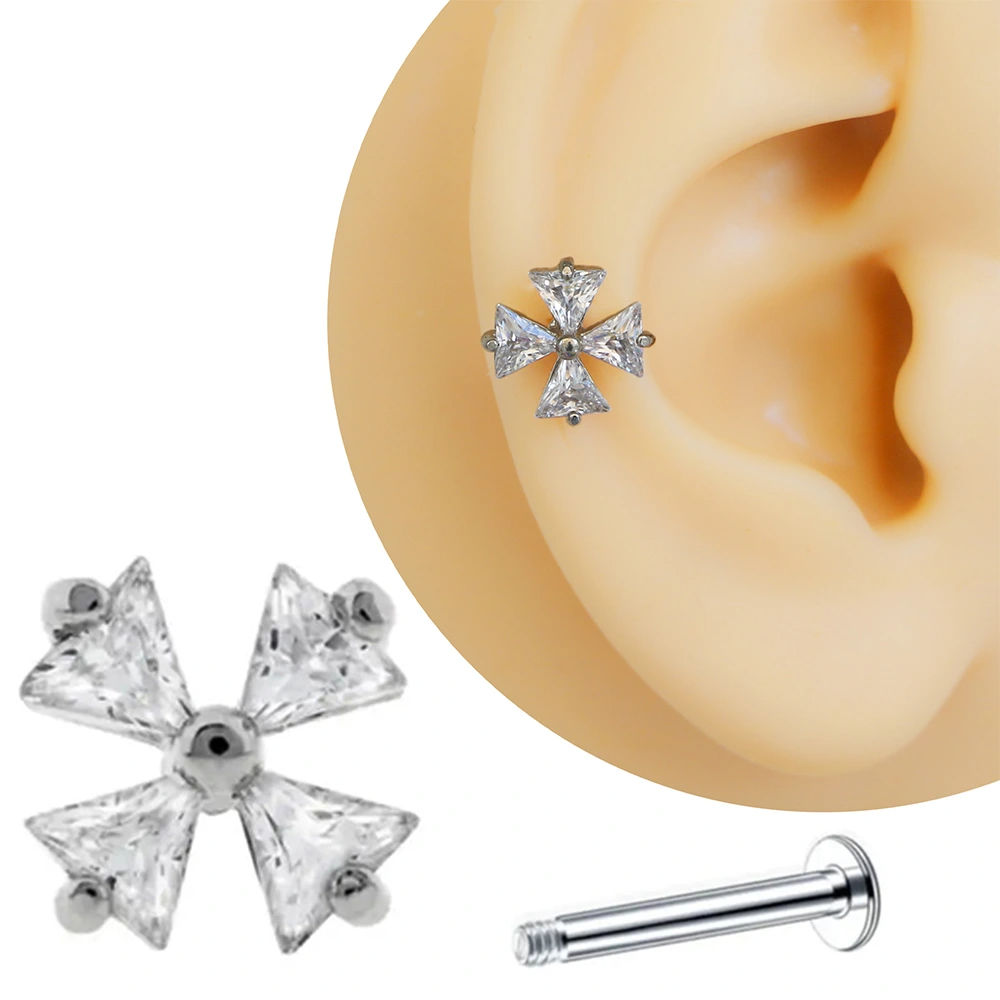 Gümüş renk zirkon taşlı yonca figürlü tragus helix kıkırdak piercing kulak üzerinde duruşu