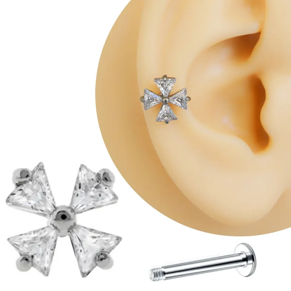 Gümüş renk zirkon taşlı yonca figürlü tragus helix kıkırdak piercing kulak üzerinde duruşu