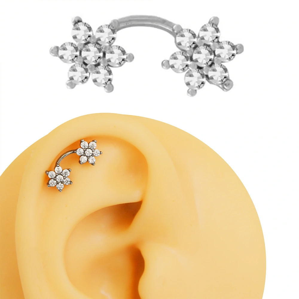 Gümüş renk zirkon taşlı çift papatya figürlü tragus helix kıkırdak piercing kulak üzerinde duruşu