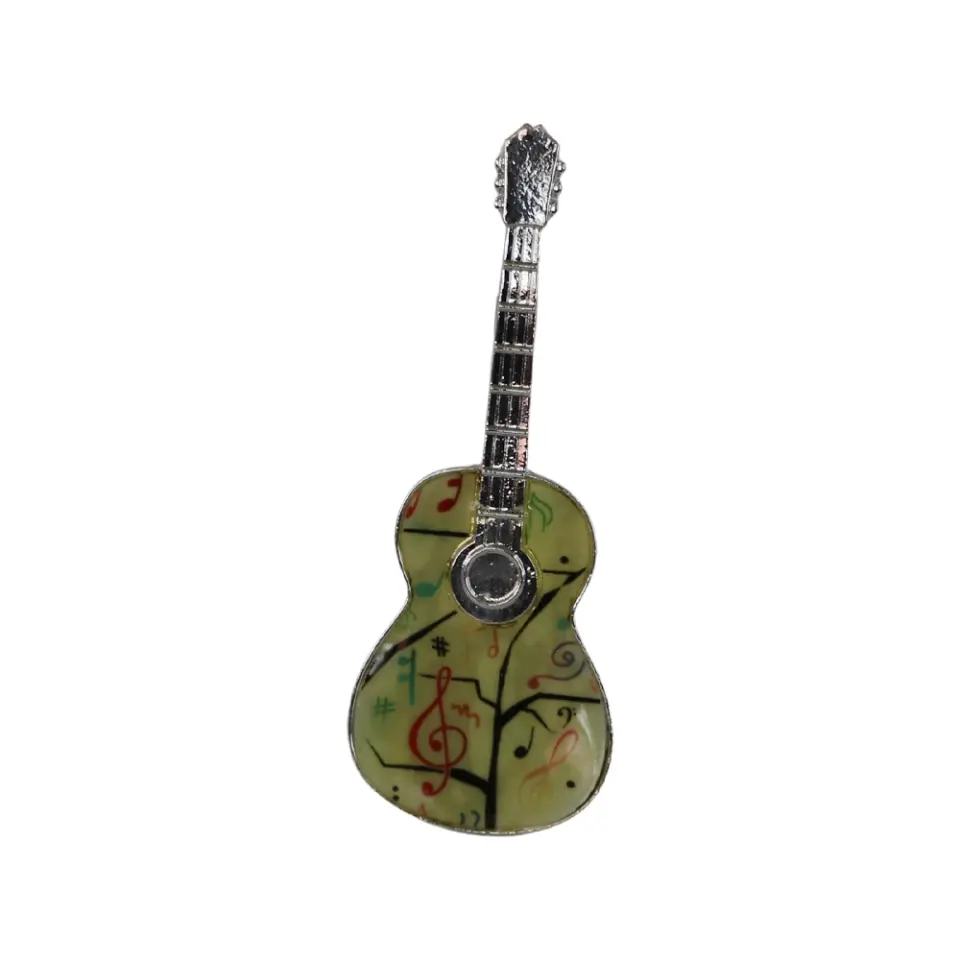 Gövdesinde kırmızı sol anahtarı ve nota çizimleri bulunan gümüş çerçeveli akustik gitar tasarımlı metal iğneli rozet, alternatif ceket ve sırt çantası