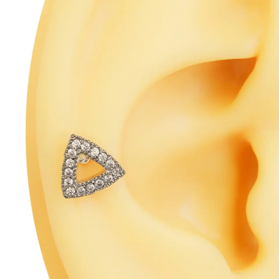 Gümüş renk zirkon taşlı tılsımlı üçgen figürlü tragus helix kıkırdak piercing kulak üzerinde duruşu