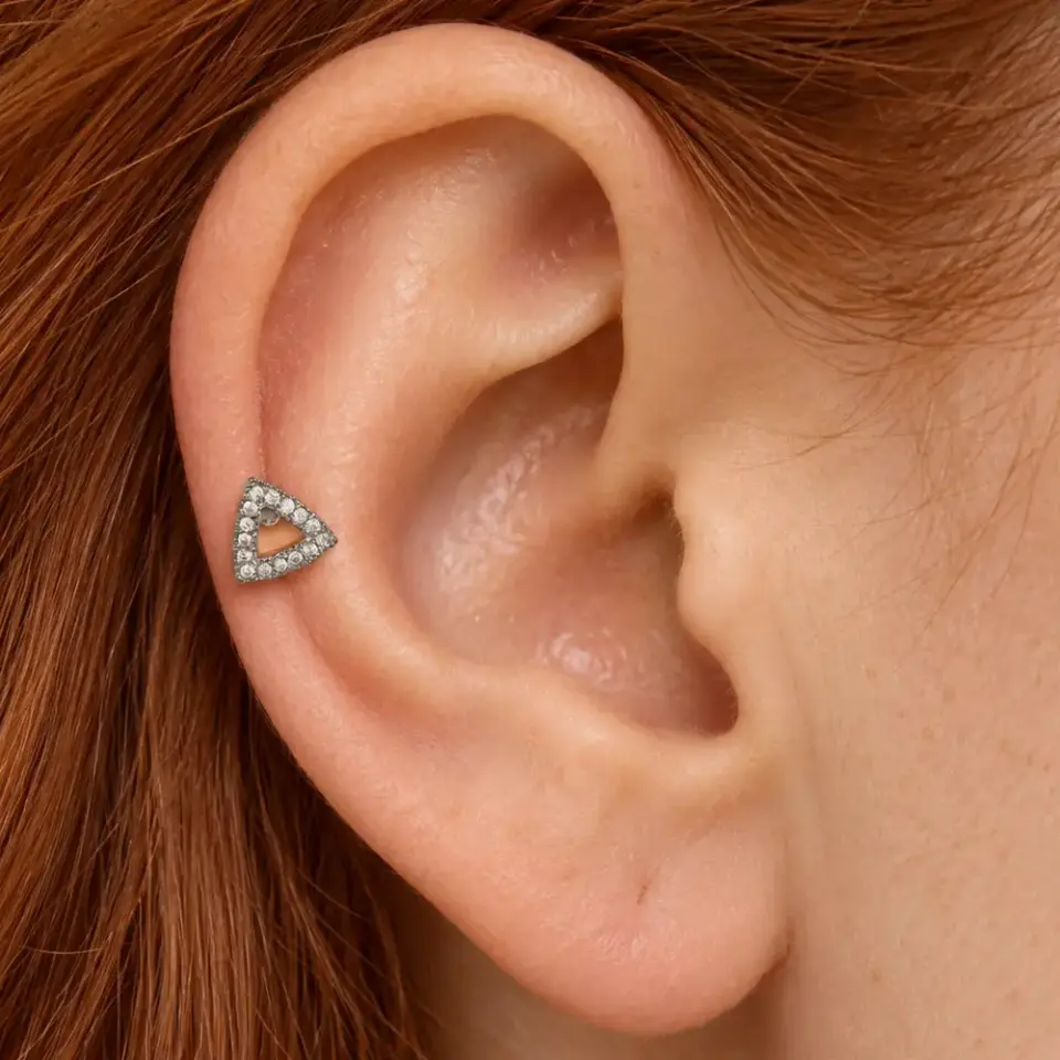tilsimli-ucgen-helix-piercing