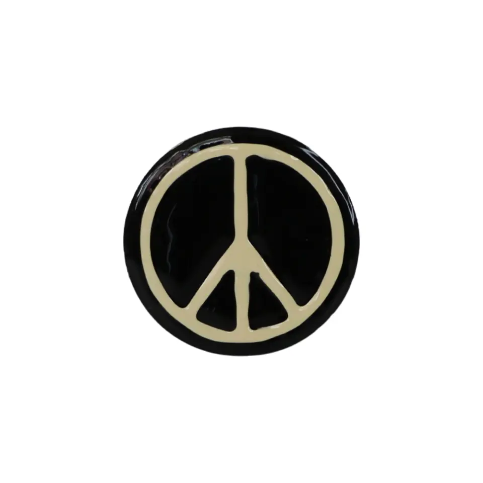 Yuvarlak siyah emaye zemin üzerine krem rengi barış işareti (peace) işlenmiş gotik tasarımlı metal iğneli rozet, alternatif ceket ve sırt çantası akse