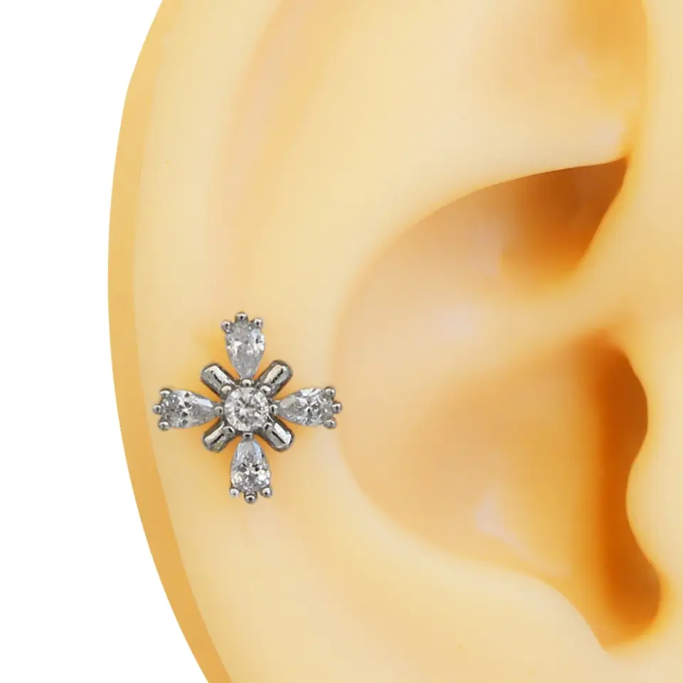 Gümüş renk zirkon taşlı yıldız çiçeği figürlü tragus helix kıkırdak piercing kulak çekimi