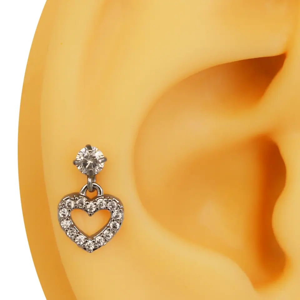 Gümüş renk zirkon taşlı aşk tılsımı kalp figürlü tragus helix kıkırdak piercing kulak üzerinde duruşu