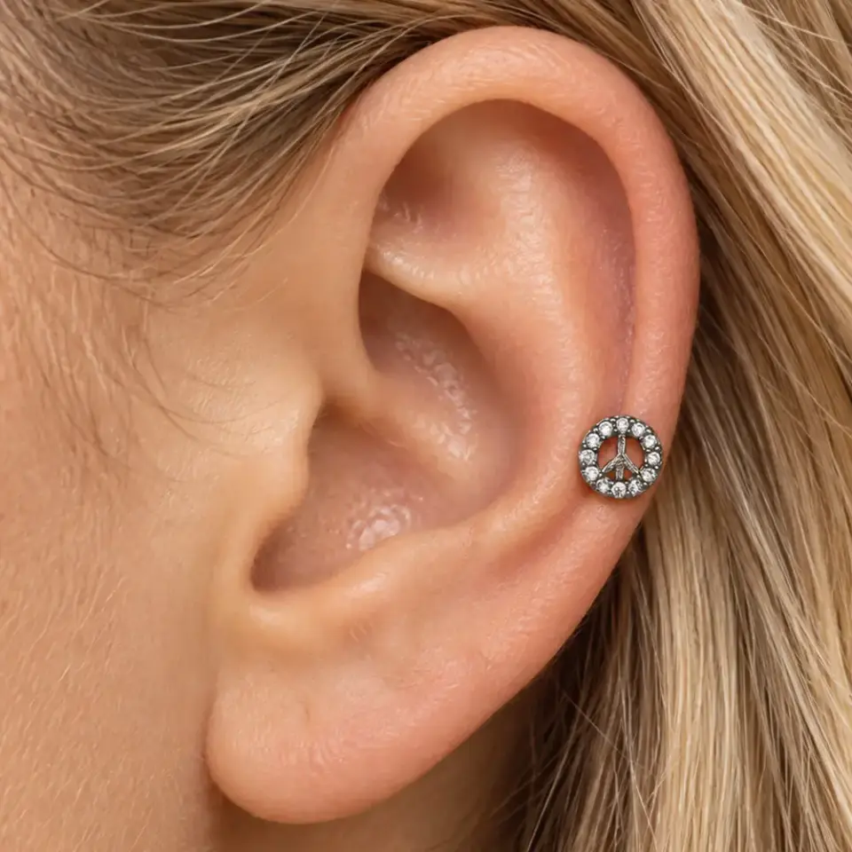 baris-muhru-helix-piercing