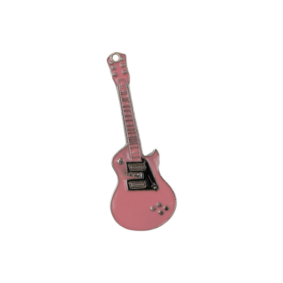 Gümüş çerçeveli ve parlak toz pembe emaye kaplamalı elektro gitar tasarımlı metal iğneli rozet, alternatif ceket ve sırt çantası aksesuarı