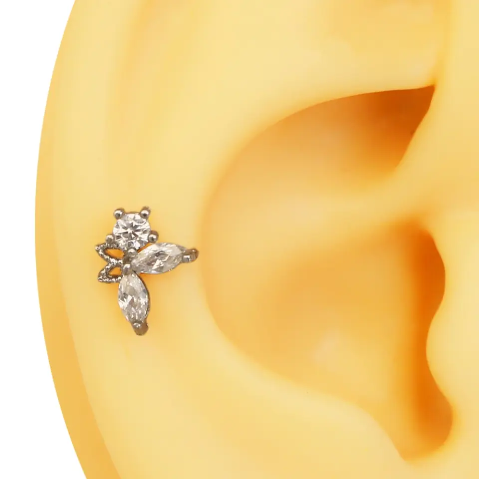 Gümüş renk zirkon taşlı melek kanadı figürlü tragus helix kıkırdak piercing kulak üzerinde duruşu