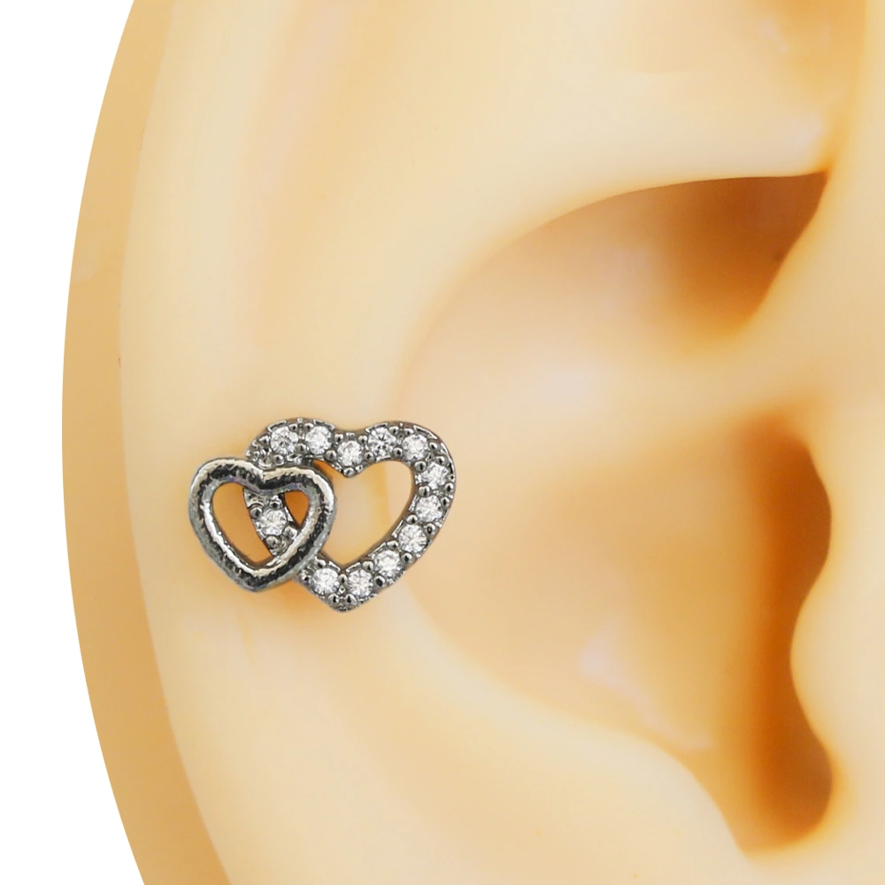 Gümüş renk zirkon taşlı kalp bağı figürlü tragus helix kıkırdak piercing kulak üzerinde duruşu