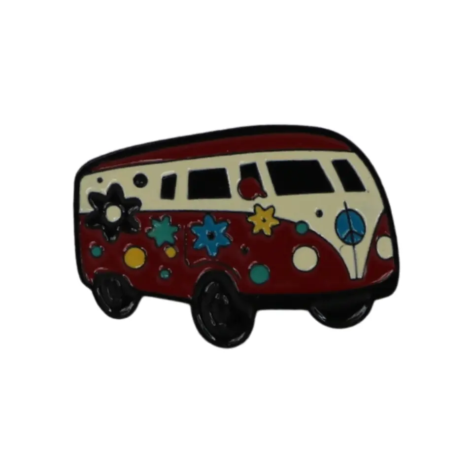 Ön camında barış işareti ve yan tarafında mavi sarı çiçek desenleri bulunan koyu bordo krem renkli retro Vosvos minibüs tasarımlı metal iğneli rozet, 