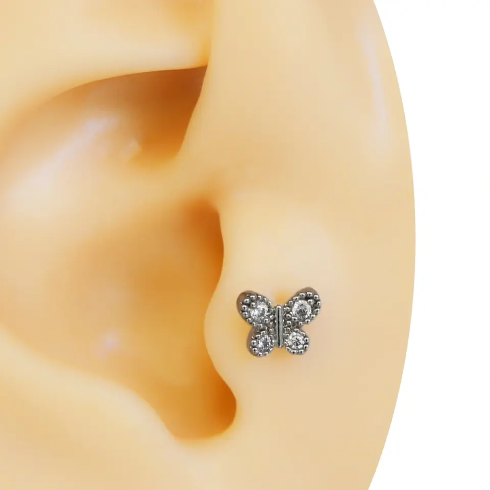 Gümüş renk zirkon taşlı kelebek fısıltısı figürlü tragus helix kıkırdak piercing kulak üzerinde duruşu