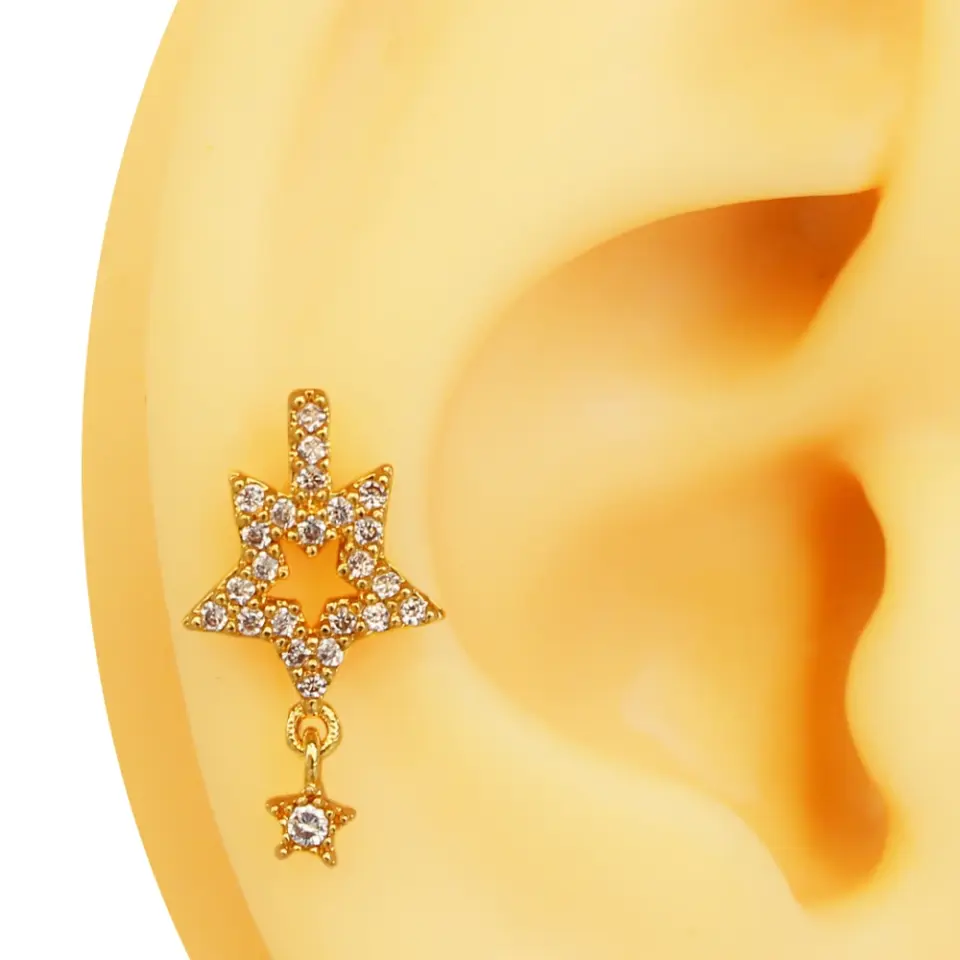 Altın rengi zirkon taşlı göklerin tılsımı figürlü tragus helix kıkırdak piercing kulak üzerinde duruşu