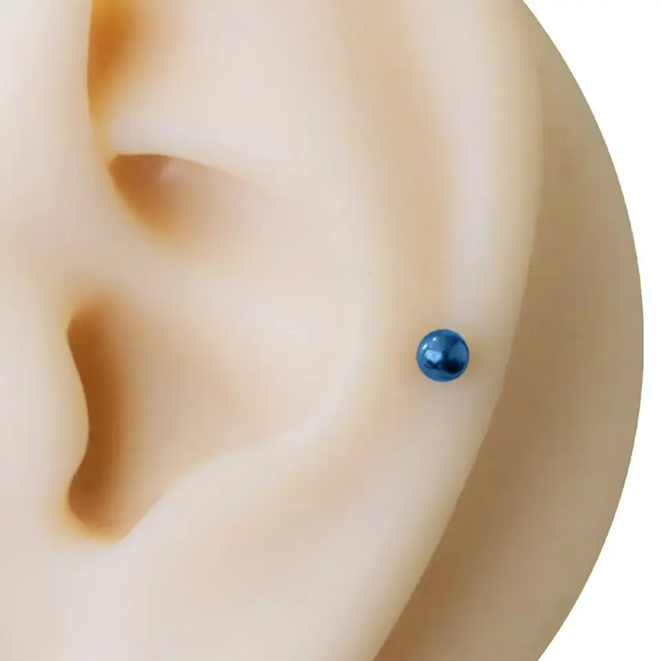 Mavi efektli çok renkli dudak tragus kıkırdak piercing tasarımı