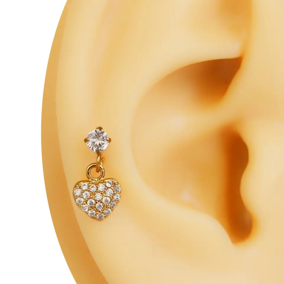Altın rengi zirkon taşlı kalp atışı figürlü tragus helix kıkırdak piercing kulak üzerinde duruşu