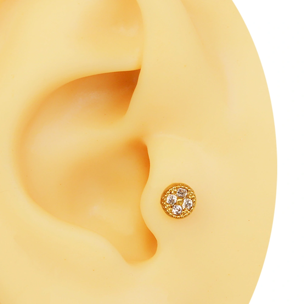 Altın rengi zirkon taşlı ışık çemberi figürlü tragus helix kıkırdak piercing kulak üzerinde duruşu