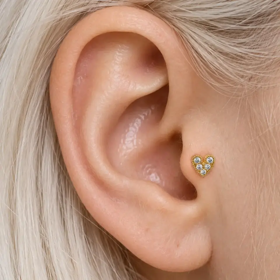 sevgi-isigi-tragus-piercing