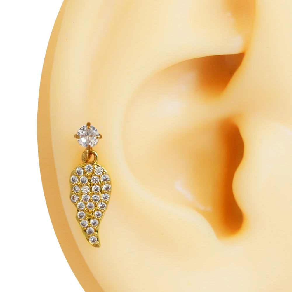 Altın rengi zirkon taşlı ışığın kanatları figürlü tragus helix kıkırdak piercing kulak üzerinde duruşu