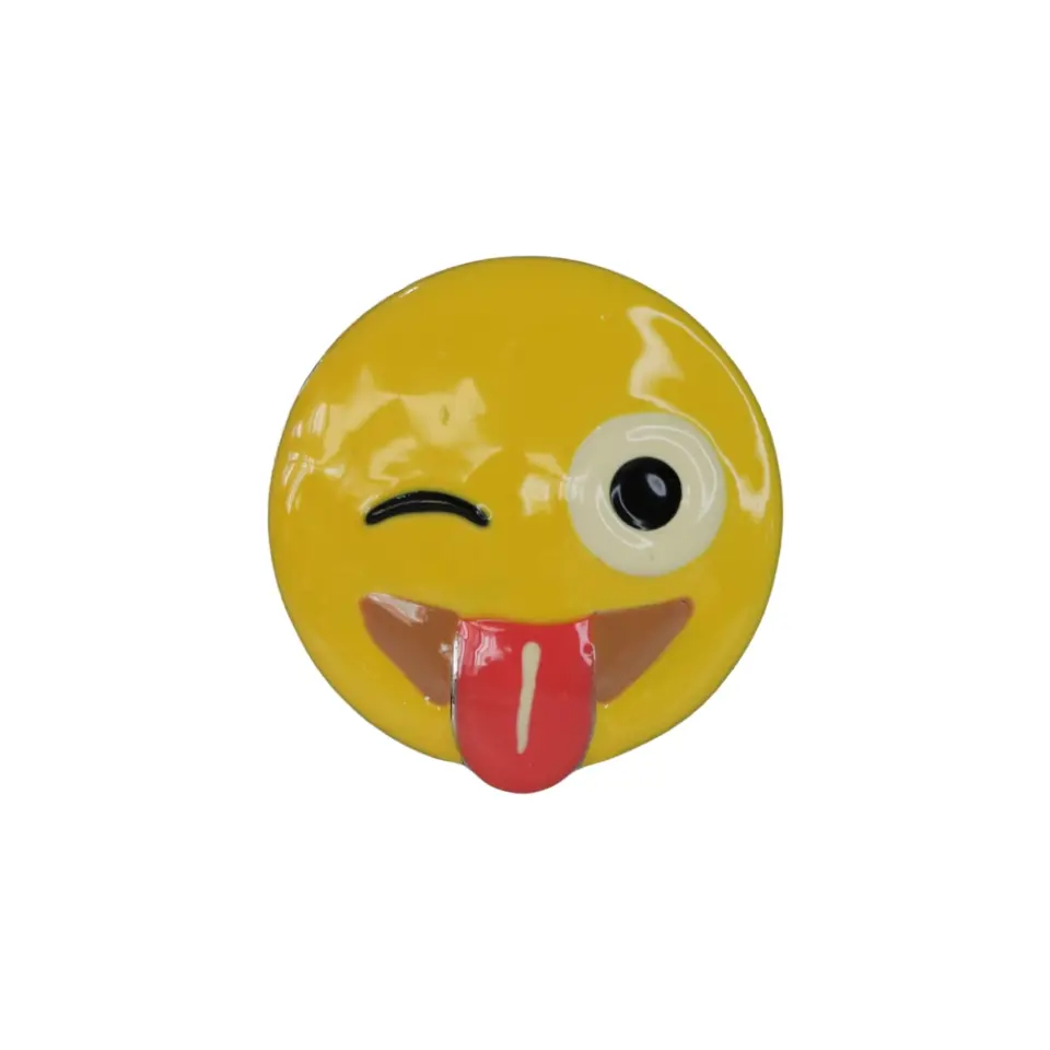 göz kırpan ve dil çıkaran muzip emoji tasarımlı metal iğneli rozet, alternatif ceket ve sırt çantası aksesuarı