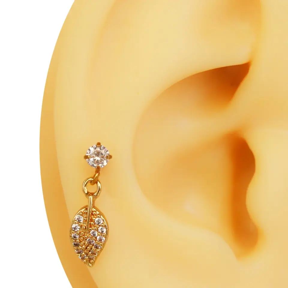 Altın rengi zirkon taşlı güz esintisi figürlü tragus helix kıkırdak piercing kulak üzerinde duruşu