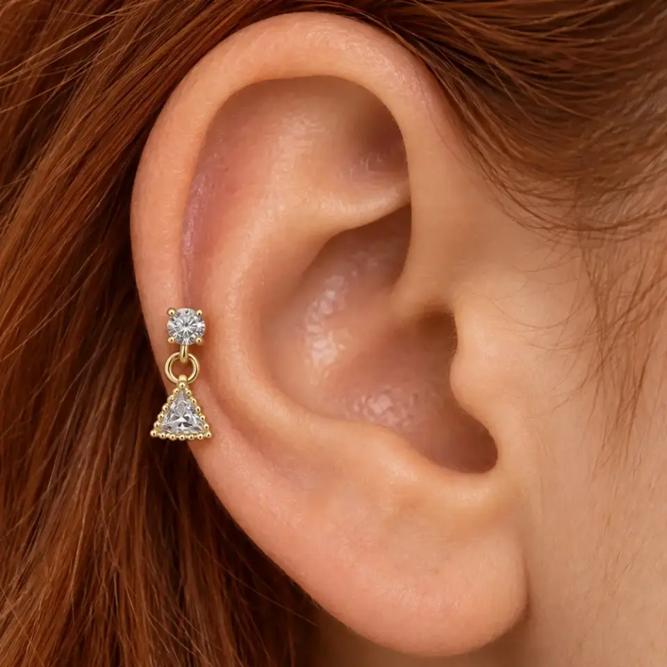 isik-piramidi-helix-piercing