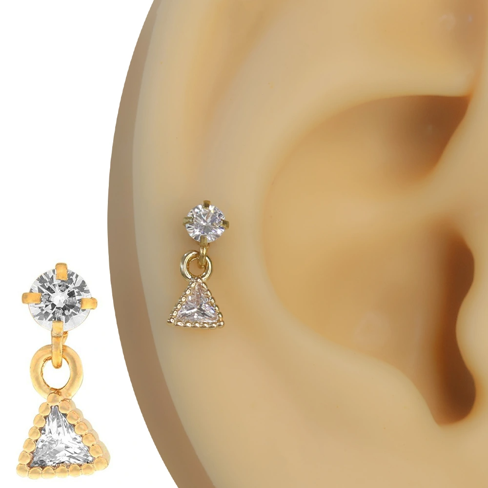 Zirkon taşlı piramit tasarımlı altın kaplama tragus helix kıkırdak piercing ürün detay çekimi
