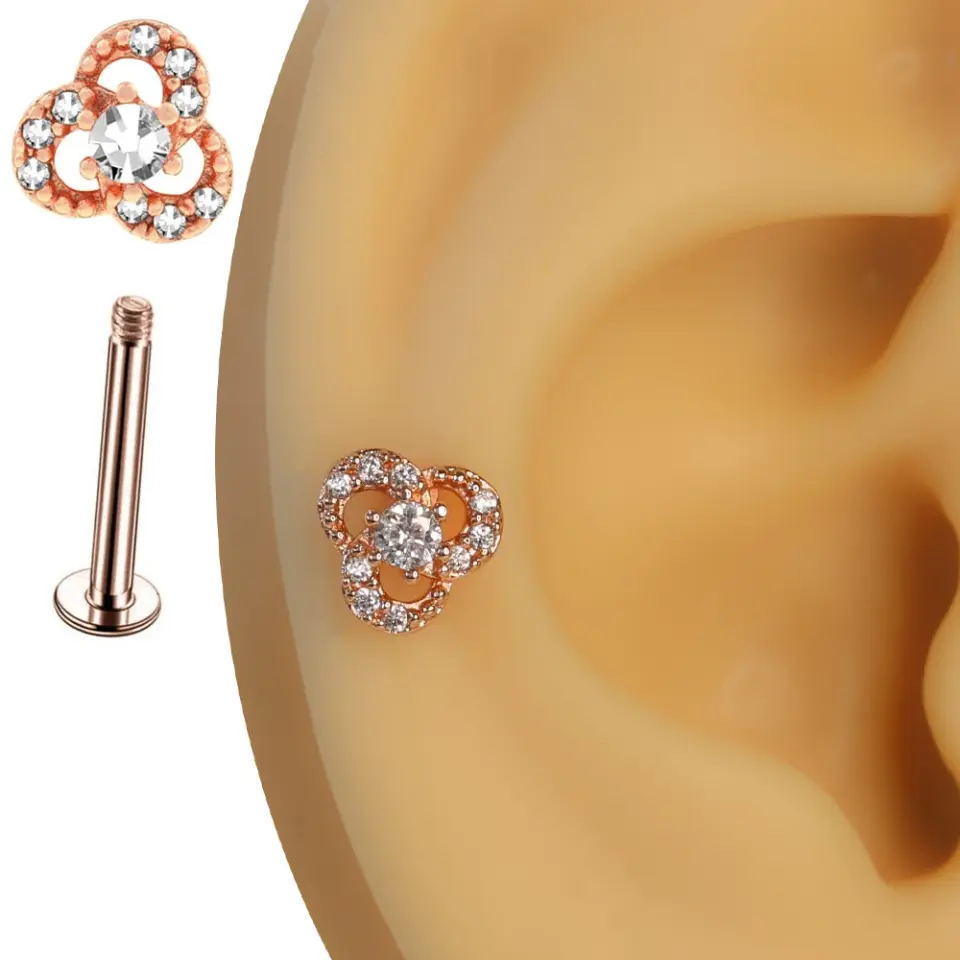 316L cerrahi çelik bar ve rose kaplama çiçek figürlü tragus helix kıkırdak piercing detaylı çekimi