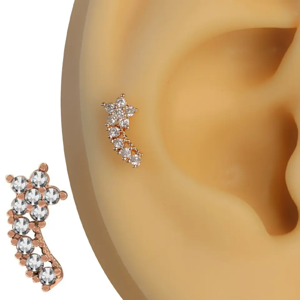 Rose gold bahar dalı zirkon taşlı kavisli tragus helix kıkırdak piercing kulak üzerindeki zarif duruşu