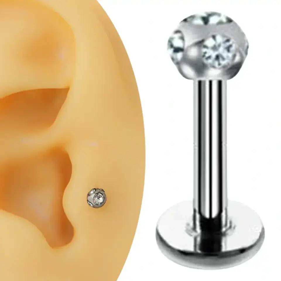 Gümüş renkli disko taşlı flatback kıkırdak piercing ve bar detay görünümü