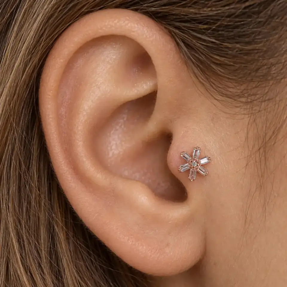cicek-tragus-piercing-kulakta-gorunumu