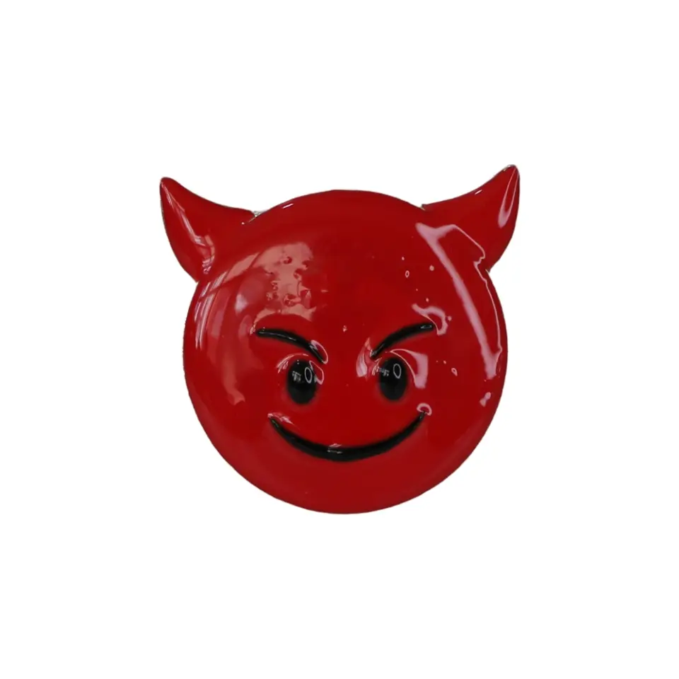 siyah kalkık kaşları ve boynuzları olan sevimli şeytan emoji tasarımlı metal iğneli rozet, alternatif ceket aksesuarı