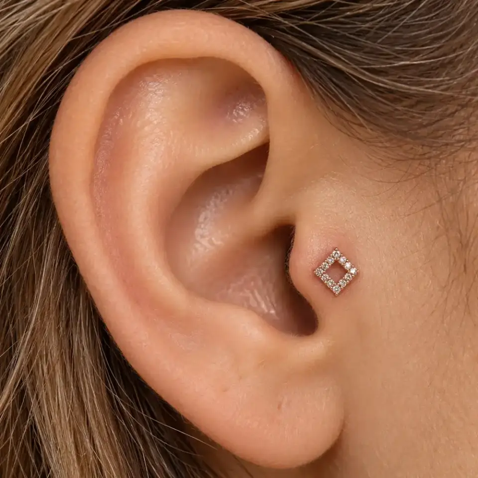 kare-tragus-piercing-kulakta-gorunumu