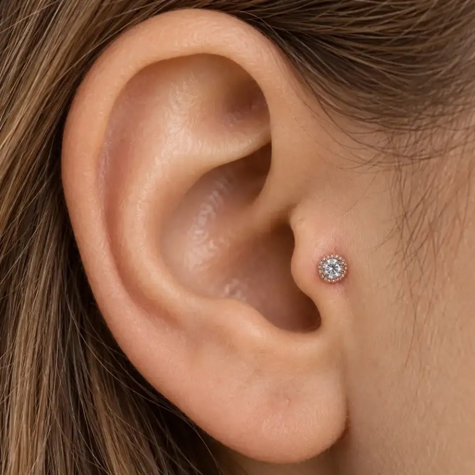 cember-tragus-piercing-kulakta-gorunumu